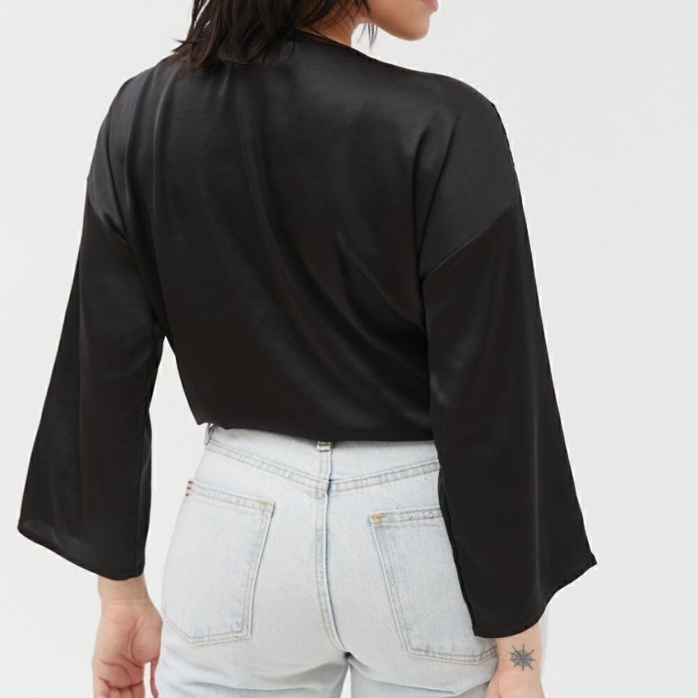 Urban outfitters nicole satin tie-front cropped top, small - Picture 2 of 8